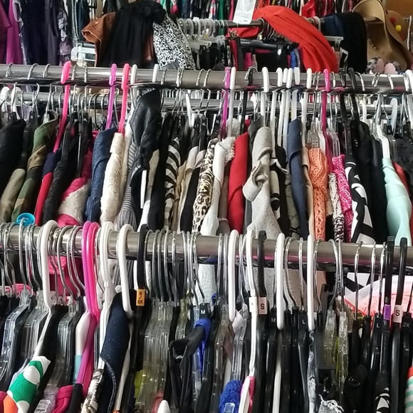 Reseller 5lb Women’s Clothing Mystery Box - Picture 2 of 2